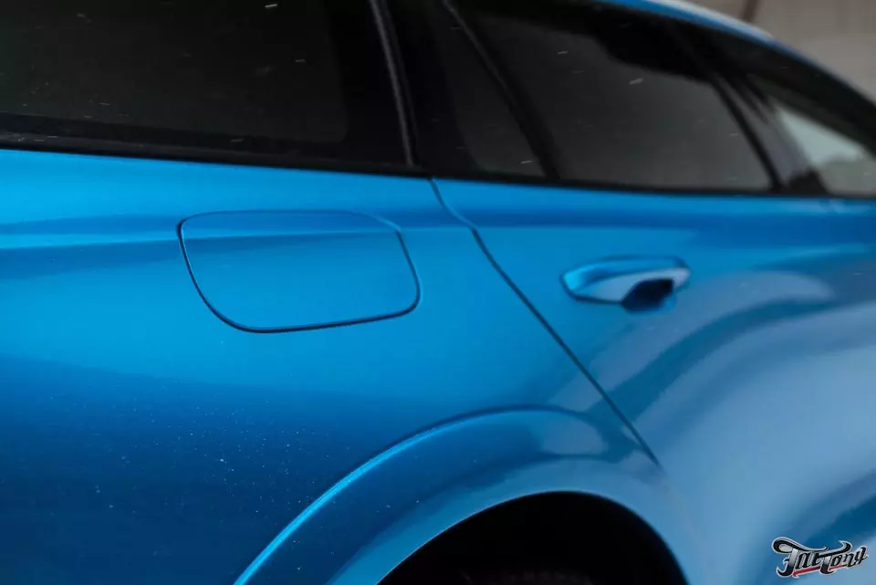 Volvo V60 crosscountry. Окрас текстурного пластика и оклейка кузова в голубой глянец!